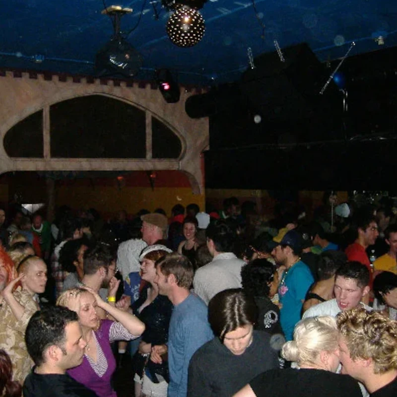 akbar-weho-DJ-booth-alternative-crowd